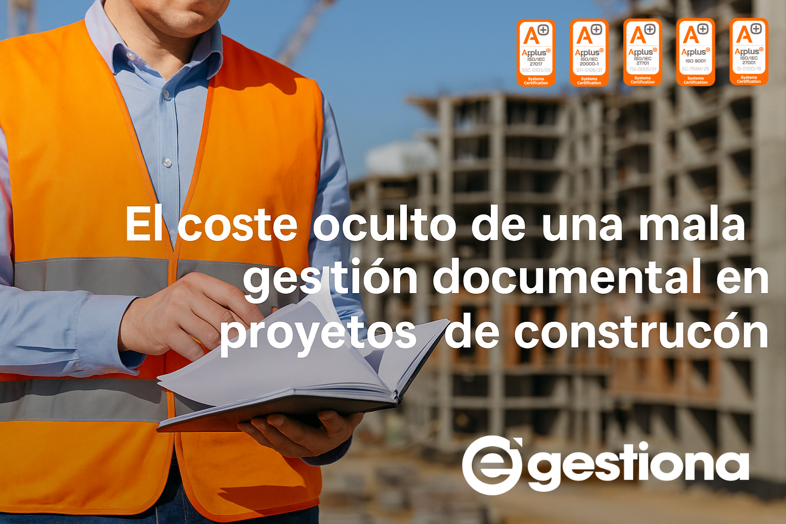 Trabajador revisando documentación en obra con software CAE Trabajador revisando documentación en obra con software CAE